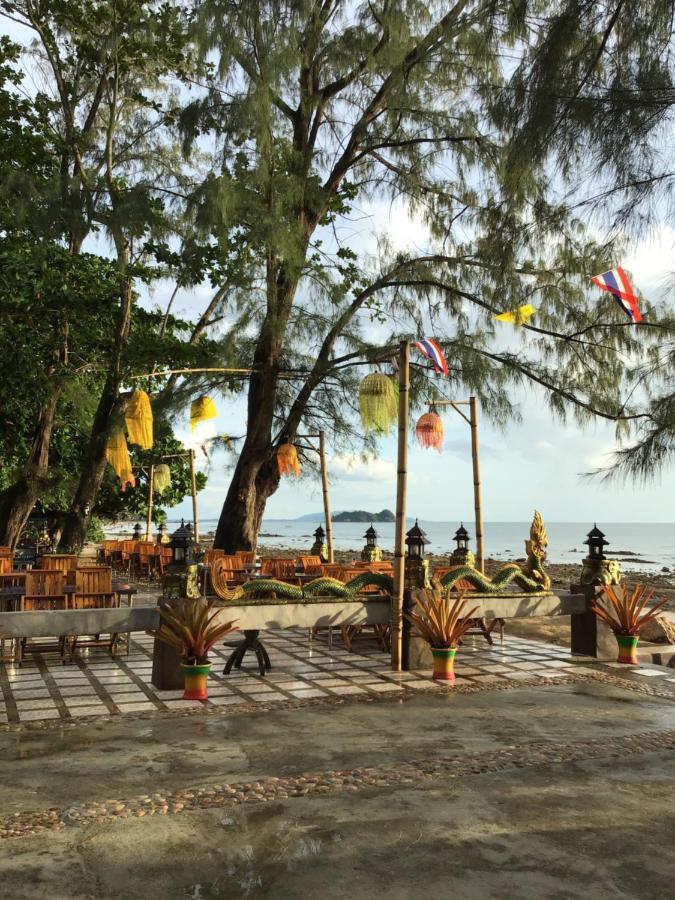 Andaman Beach Resort Кох-Юм Экстерьер фото