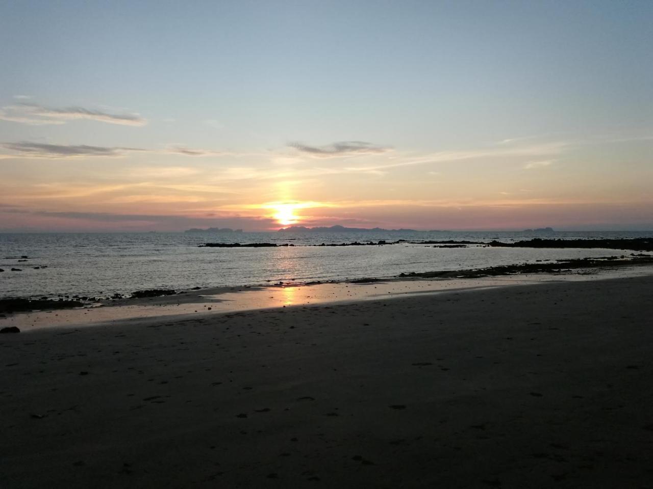 Andaman Beach Resort Кох-Юм Экстерьер фото